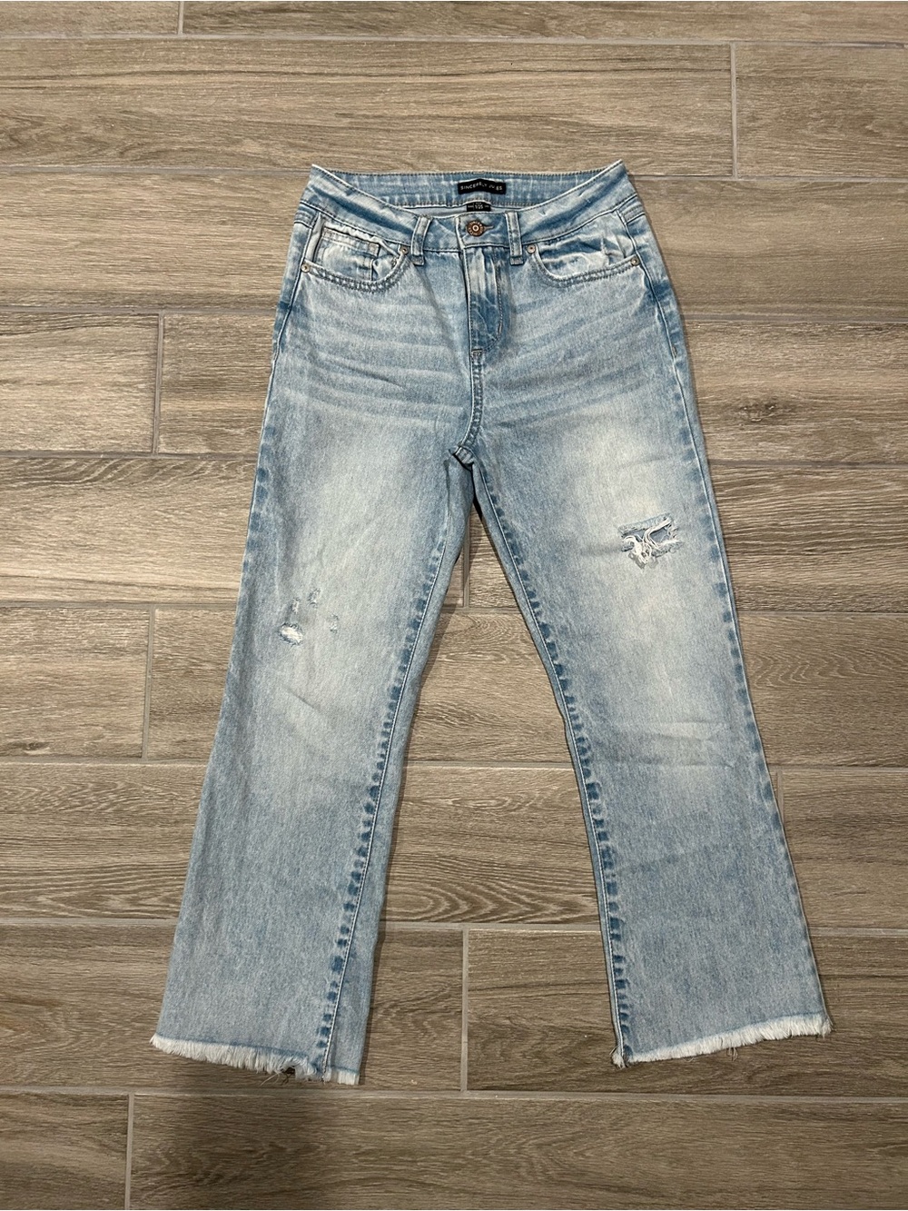 Light Wash Women’s Distressed Capri Jeans
